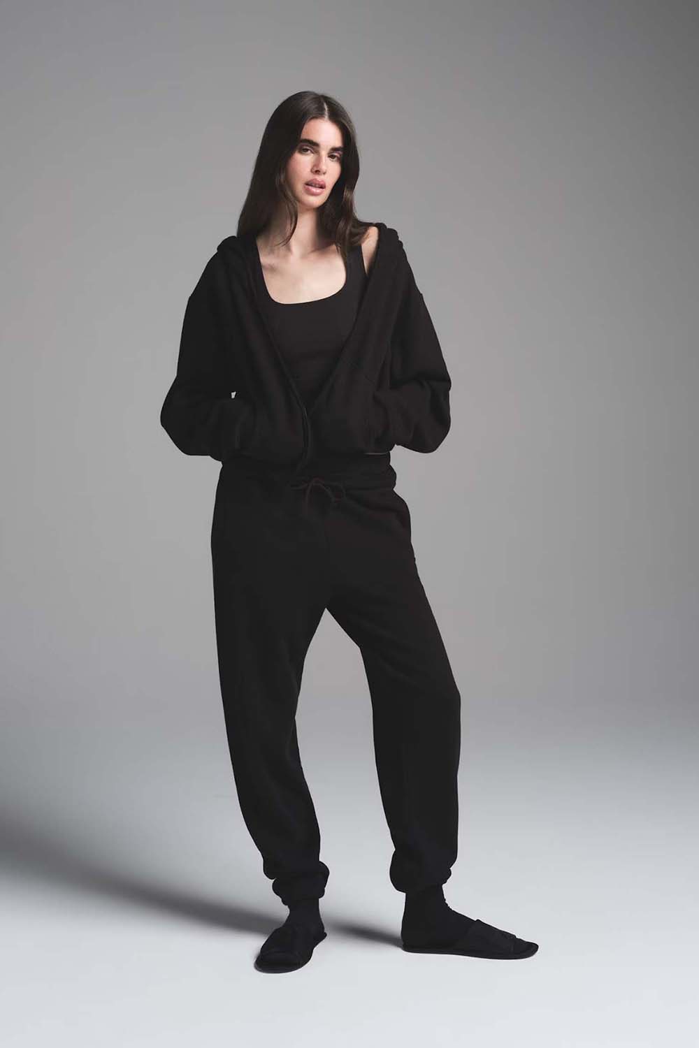 תמונת כל הלוק של CLASSIC ZIP UP HOODIE